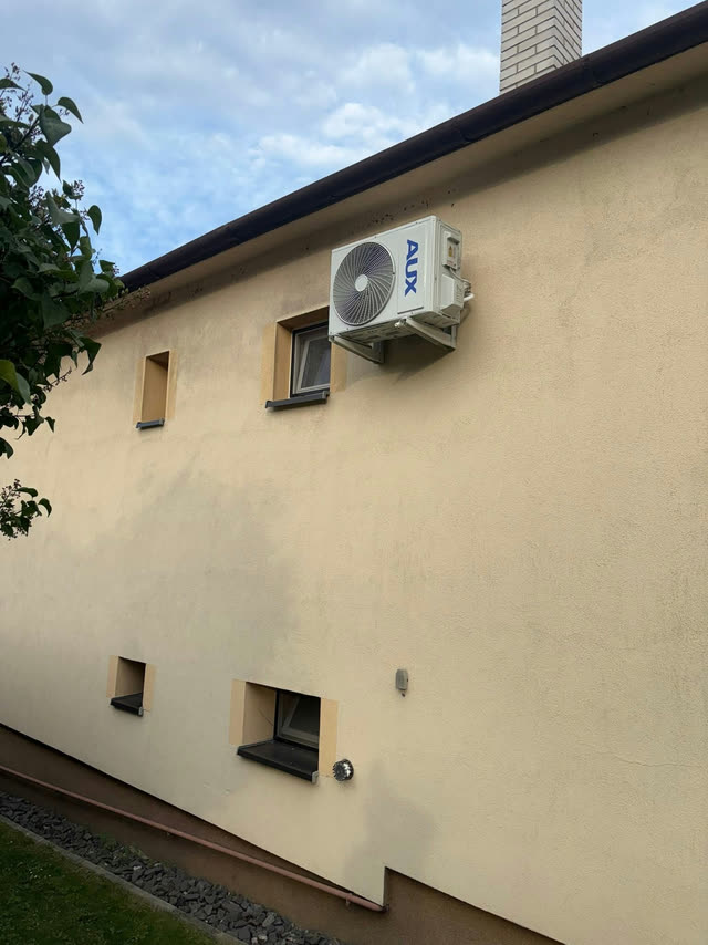Vonkajšia jednotka pod strechou rodinného domu