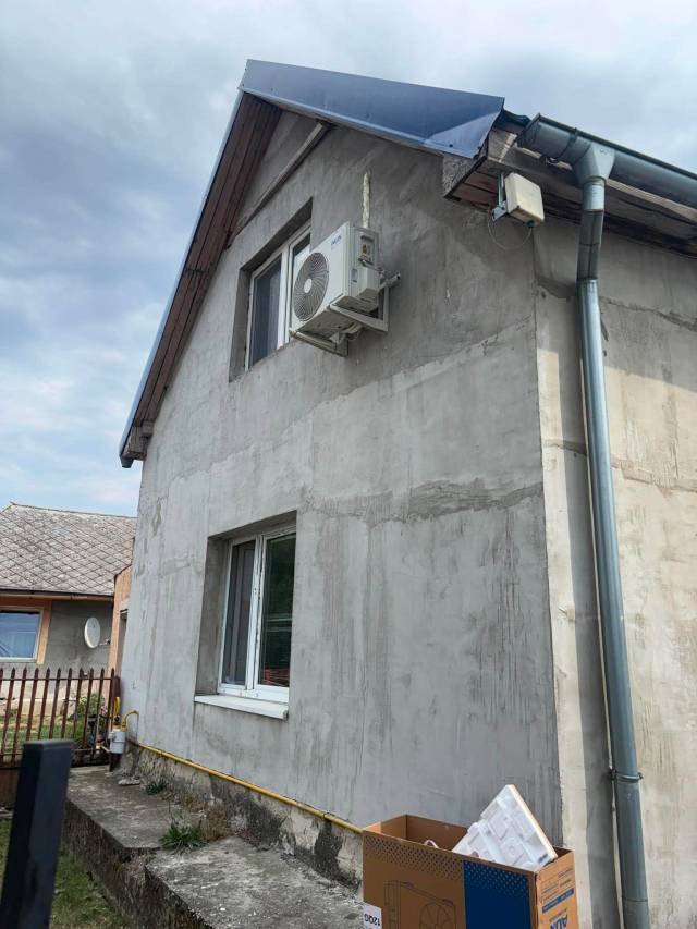 Vonkajšia jednotka AUX na štíte rodinného domu