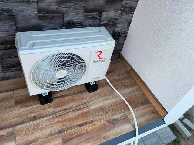 Vonkajšia jednotka Rotenso na kamennom obklade terasy