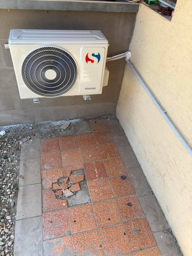 Vonkajšia jednotka Sinclair na terase bytovky