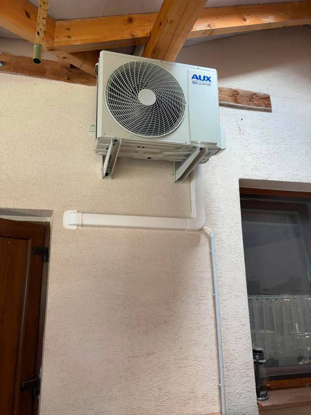 Vonkajšia jednotka AUX DC Inverter pod krovom podkrovia