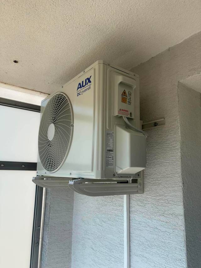 Detail vonkajšej jednotky AUX pri montáži