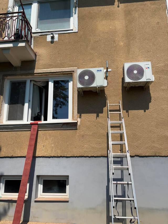 Vonkajšie jednotky AUX a Sinclair na fasáde bytovky